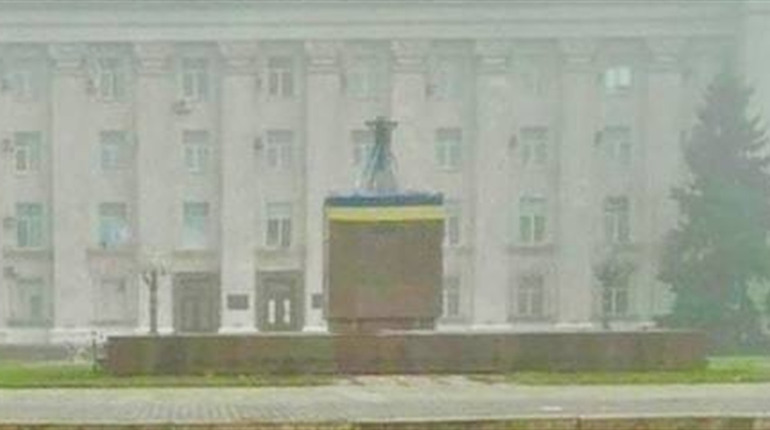 Росіяни тікають, Антонівський міст – підірвано, а на площі Свободи – український прапор