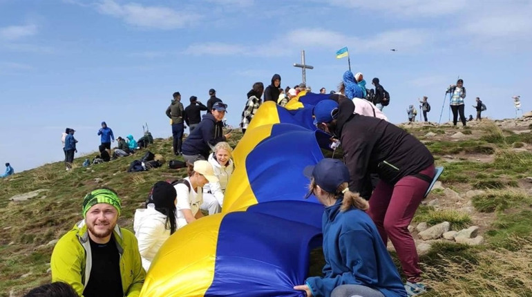 У День Незалежності нетішинці розгорнули на Говерлі національний стяг у кілька десятків метрів