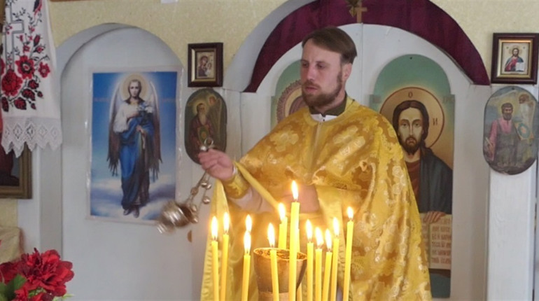 «Молитва та свічка»: капелан ПЦУ розповів, як правильно поминати рідних на Радоницю