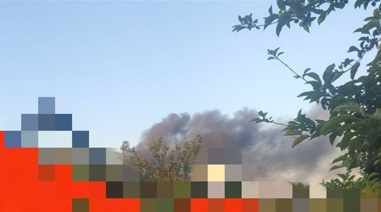 Приліт ракети у передмістя Одеси. Є двоє поранених, виникла пожежа