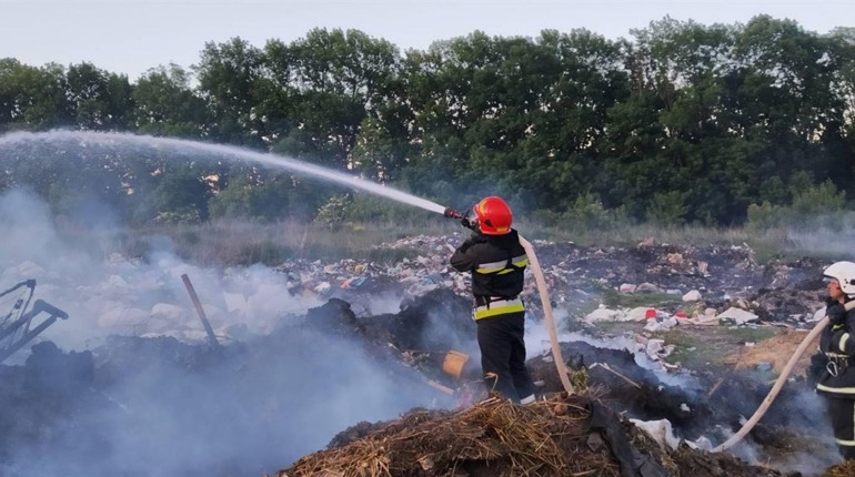 Гаряча п’ятниця. Городоцькі рятувальники приборкали пожежу неподалік села Лісоводи