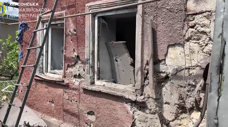 На Херсонщині армія рф завдала ударів по житлових кварталах, критичній та соціальній інфраструктурі