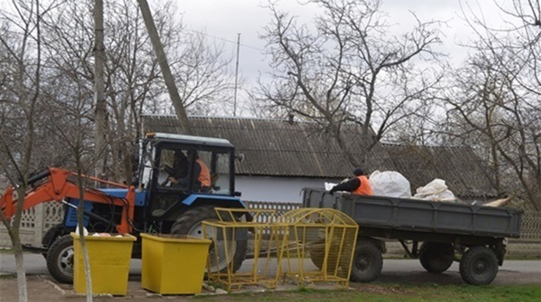 На свята комунальники подворовий збір сміття не переносять і чергуватимуть: контакти відповідальних