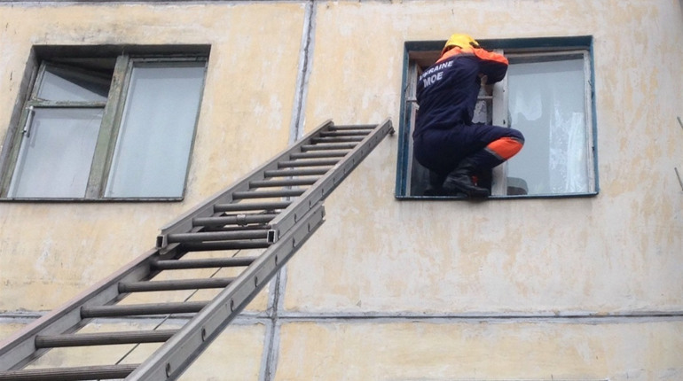 На шостий поверх по висувній драбині: як у Нетішині рятували чоловіка у пригніченому стані