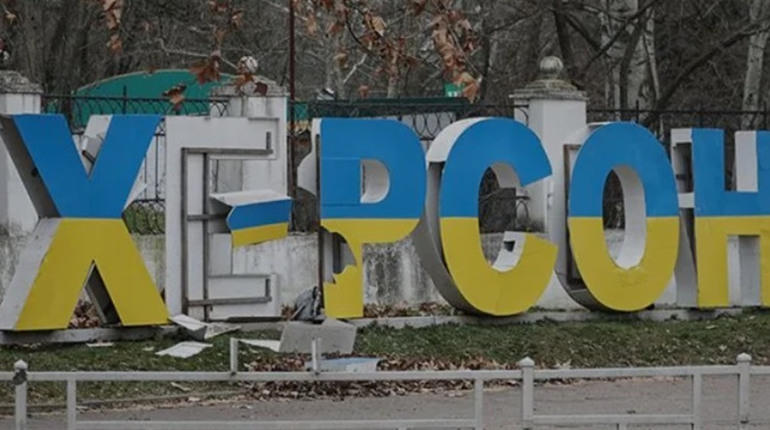 Ворог уночі атакував Херсон: шестеро людей поранені
