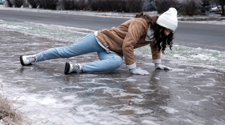 Травмувалися через неприбраний сніг або лід: як діяти та хто відповідає