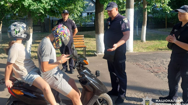 Підлітки без прав на мопедах: поліція Біляївки склала протоколи за порушення