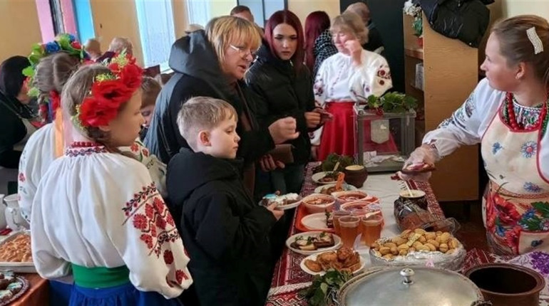 "Пиріг єднає громаду": у Звягельській громаді зібрали 15 тисяч гривень для пораненого захисника