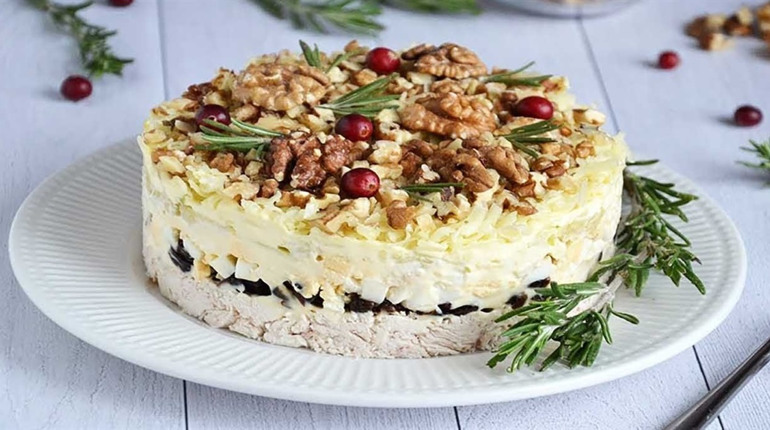 Рецепт дня: салат з куркою, чорносливом та волоськими горіхами
