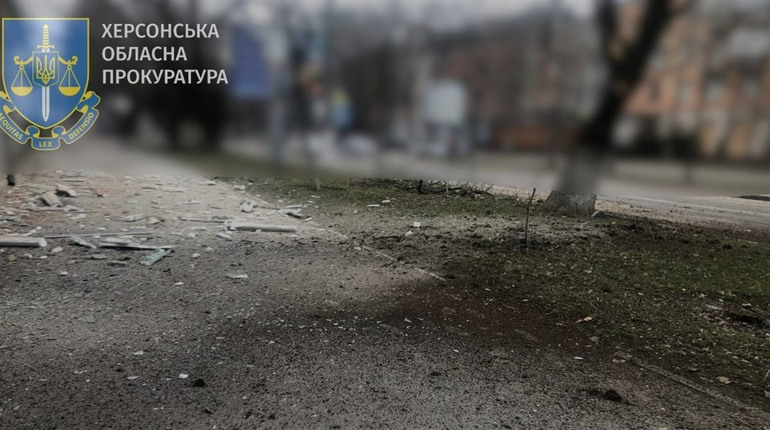Російські терористи вдарили по Херсону: обстріляли середмістя та лікарню, є поранені