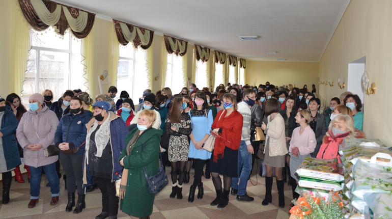 Тематичні бесіди на важливі для жінок теми: як відбувалося святкування 8 Березня у Сватовому