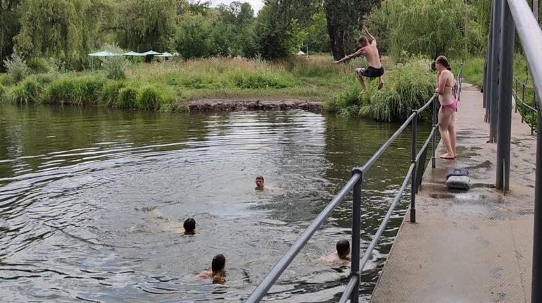 Водолази шукали основу "Дельфіна" в Графському озері: що знайшли та чи безпечно там пірнати