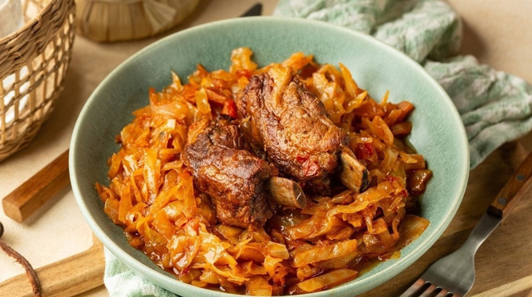 Рецепт дня: свинячі ребра з тушкованою капустою