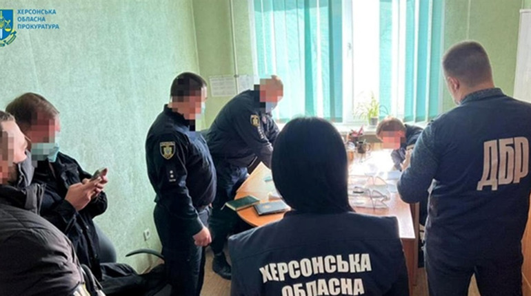 Брав гроші з водіїв вантажівок: Судитимуть колишнього посадовця патрульної поліції Херсонщини