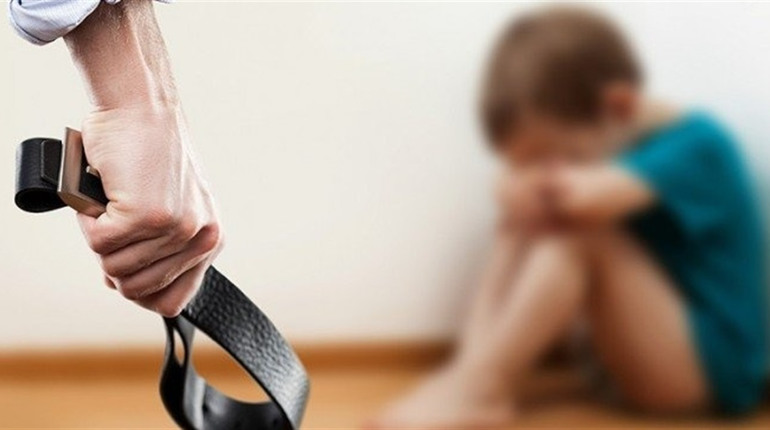 На Житомирщині поруч з супермаркетом чоловік бив 4-річного сина – перехожі викликали поліцію