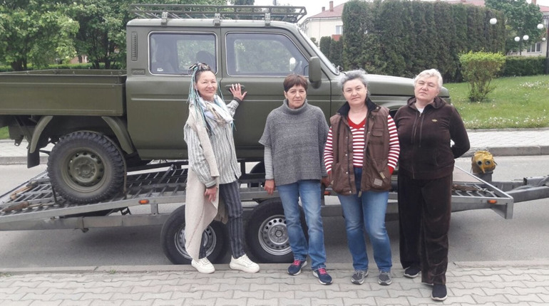 Вантаж для ЗСУ від володимирецьких волонтерів – унікальне авто і гостинці