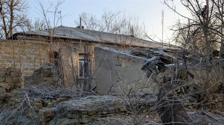 На Херсонщині окупанти атакували житлові будинки, критичну та соціальну інфраструктуру