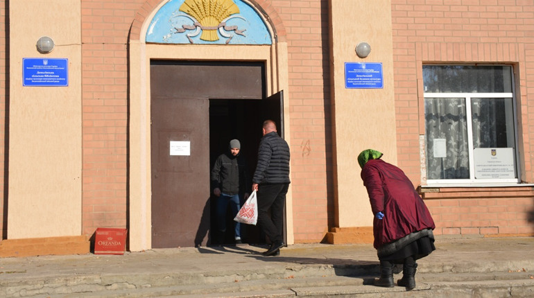 На сільських виборчих дільницях Золотоніщини не обійшлося без штурханини та пояснень поліції