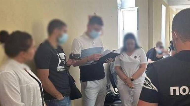 Аби не йти до армії воліли "захворіти" на туберкульоз. В Одесі викрили голову лікарської комісії
