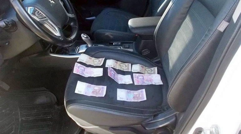 Корюківському поліцейському наполегливо пропонували тисячу гривень. Він відмовився