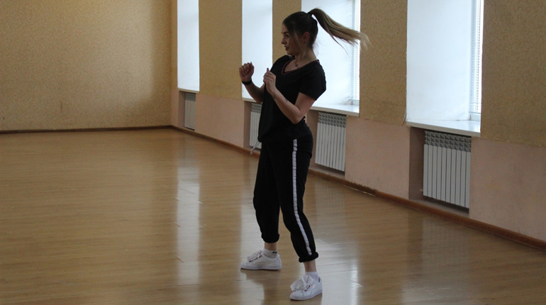 Волноваська хореографка Аліна Панібратченко показала рухи, які допоможуть спалити зайві калорії 