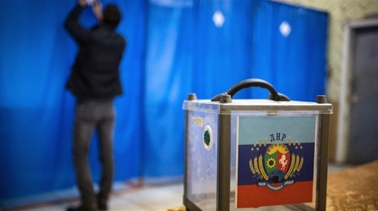Референдуму не було, а результат вже відомий. Як окупанти “прогинаються” перед Кремлем