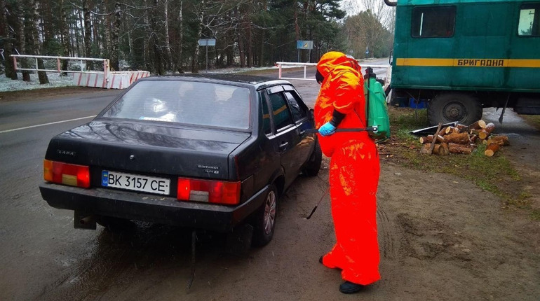 При в'їзді у Вараш проводять дезінфекцію автомобілів