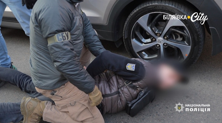В Одесі двоє військових з погрозами вимагали гроші у третього і залякували дружину військового