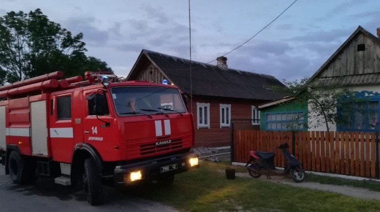 Нічна пожежа: вогонь знищив будівлю в Сарненському районі