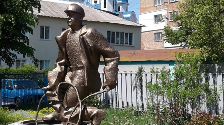 Як у Фастові з'явився пам'ятник сантехніку - розповів автор скульптури