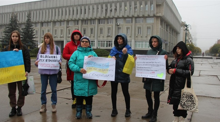 «Люди не з заліза». Глухівчанки долучилися до мітингу за демобілізацію, що пройшов у Сумах