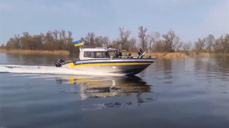 Нетверезий рибалка заснув у повному води човні. Його врятували херсонські поліцейські