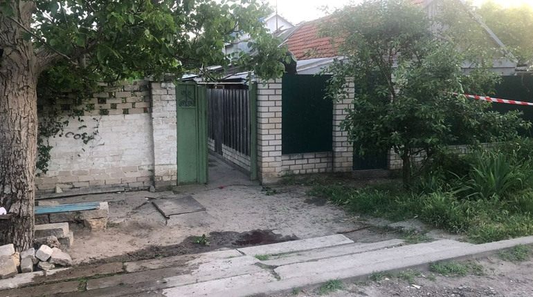 У Херсоні чоловік під час сварки кинув в людей дві гранати: троє поранених