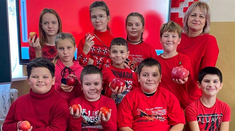 У Біляївському ліцеї №3 кольоровий "вітамінний флешмоб": діти навчаються здоров’ю через гру