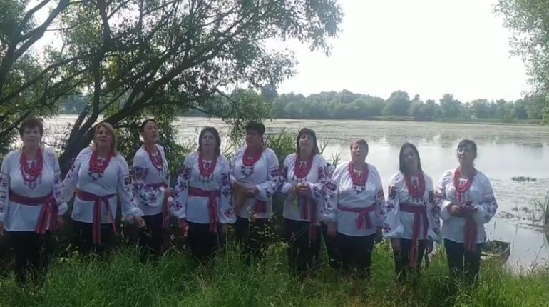 День рибалки. У селі Некрасове зі святом привітали запальними піснями (відео)