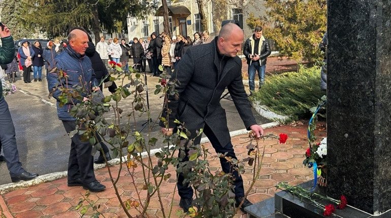 Поклавши руку на серце, акапельно заспівали Гімн: захід до Дня Соборності України у Біляївці