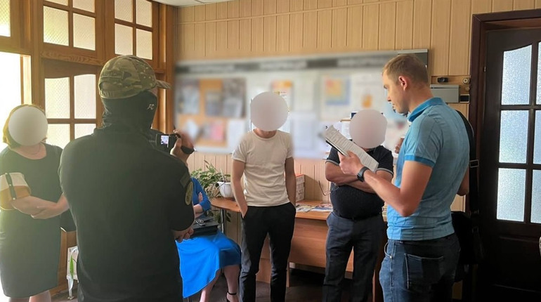 На Фастівщині на хабарі у понад 1 млн гривень викрили посадовців селищної ради