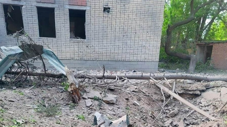 На Херсонщині російські терористи поцілили у житлові будинки, адмінбудівлю, критичну інфраструктуру