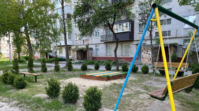 Сім’я переселенців власноруч облаштувала на подвір’ї п’ятиповерхівки дитячий майданчик