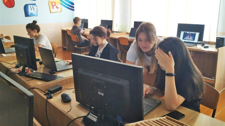 Учні Володимирецького колегіуму навчаються в англомовному онлайн-таборі