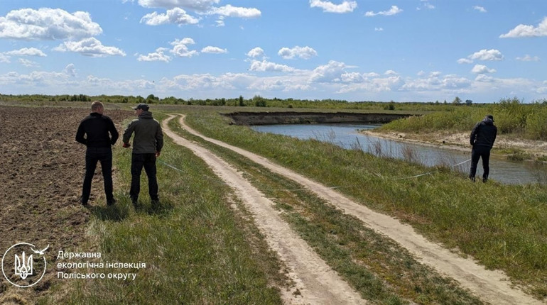 У Сарненській громаді оштрафували місцевого, який розорав територію біля річки