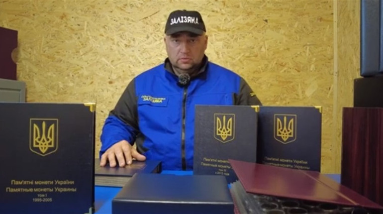 Звягельчанин виставив на продаж колекцію пам'ятних монет України, щоб купити "швидку" для ЗСУ