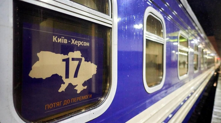 Через обстріли пошкоджено залізничне полотно. Зміни в русі поїзду Київ – Херсон
