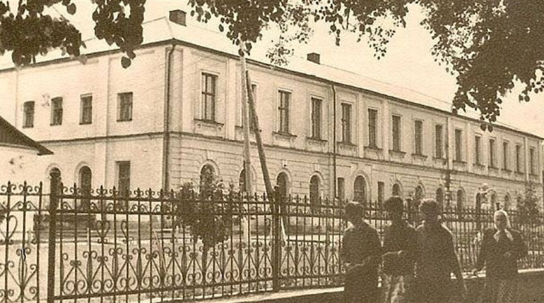 Історія медзакладів Глухова з 18 століття і донині. Поліклініка на місці притулку та водолікарня
