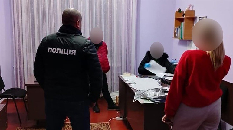 На Сумщині поліцейські викрили заступницю директора училища на хабарі за фіктивне навчання