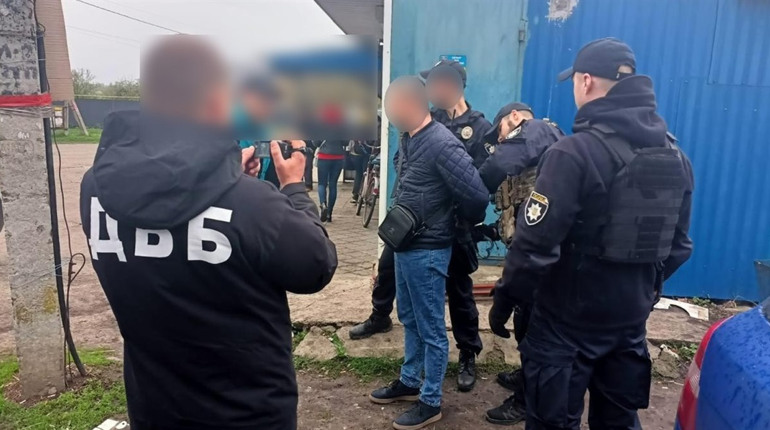 Торгував волонтерськими посвідченнями: у Сумах правоохоронці викрили керівника благодійного фонду