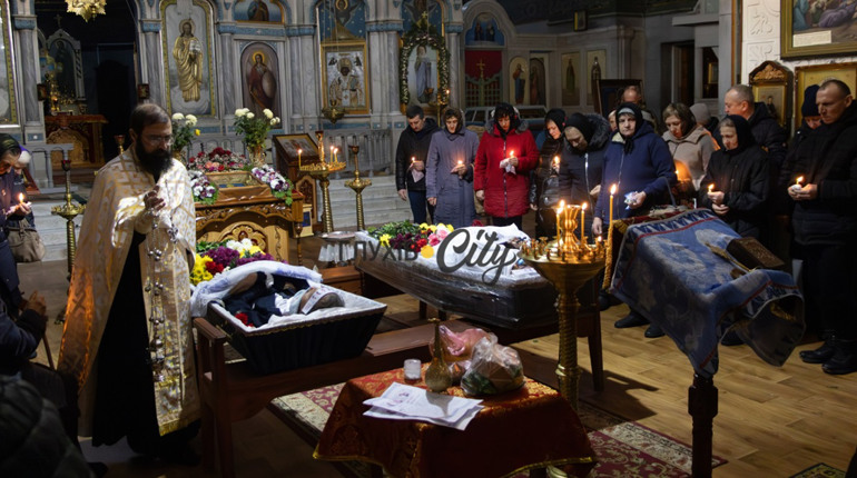 В один день у Глухові поховали чотирьох загиблих унаслідок удару рф по багатоповерхівці