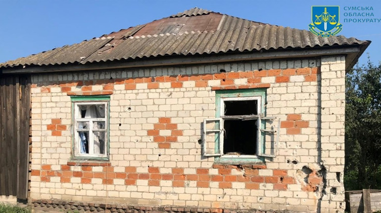 Унаслідок обстрілу села Сваркове у власному будинку загинула 82-річна жителька. Фото наслідків