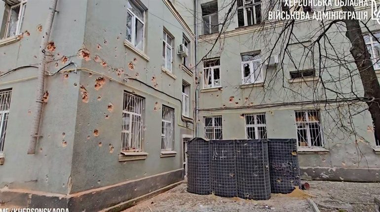 На Херсонщині російські терористи обстріляли житлові квартали, медичні установи та навчальний заклад