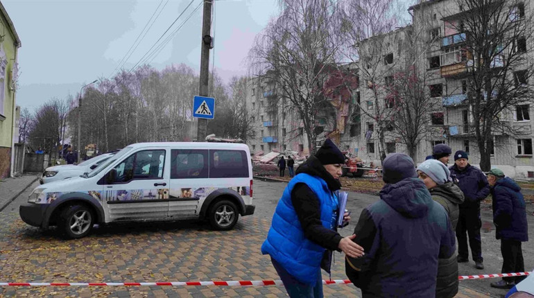 У Глухові волонтери допомагають жителям оговтатися після обстрілу